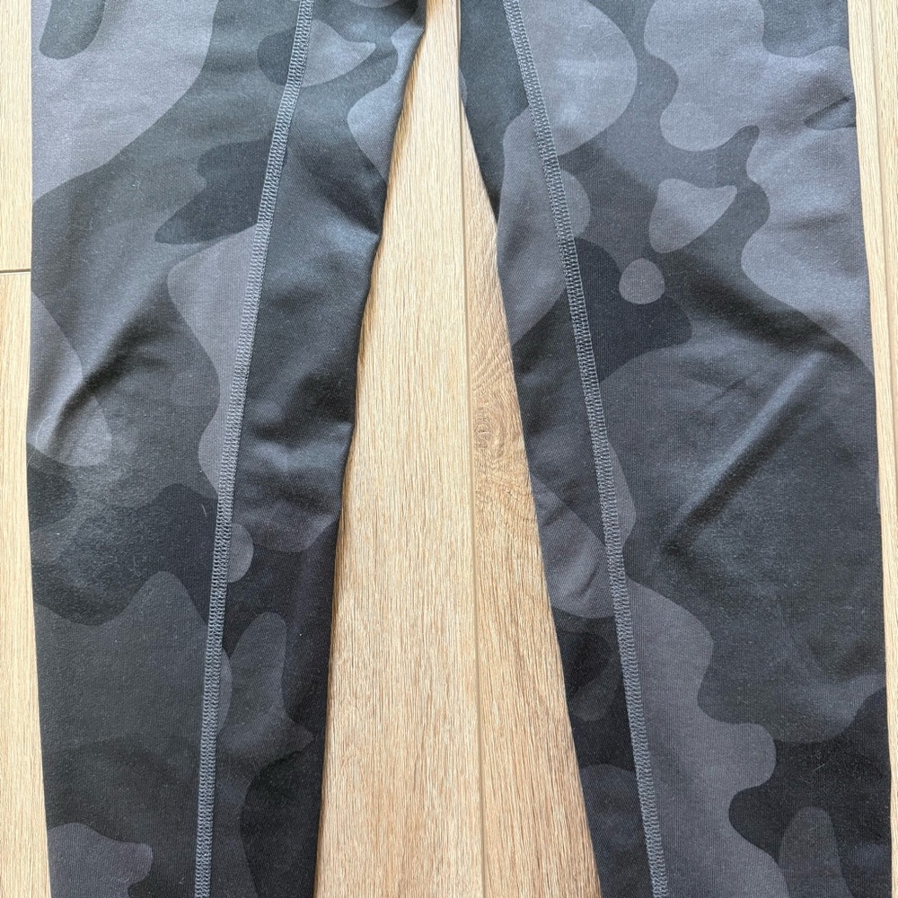 Alo Camo Leggings - best for medium - Picture 2 of 6